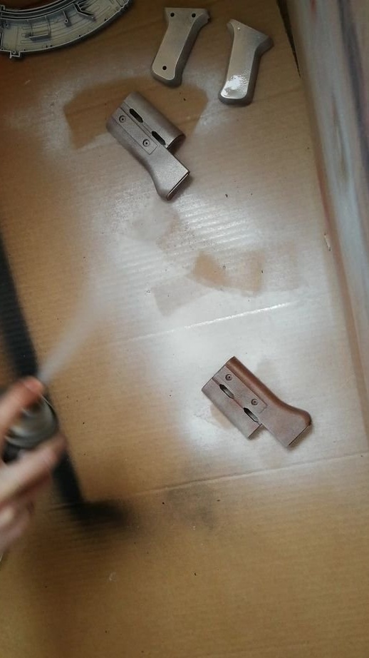 Asztali lámpa AK-47 játékból és Ikea alkatrészekből