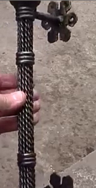 Ozdobná kľučka z krúteného drôtu