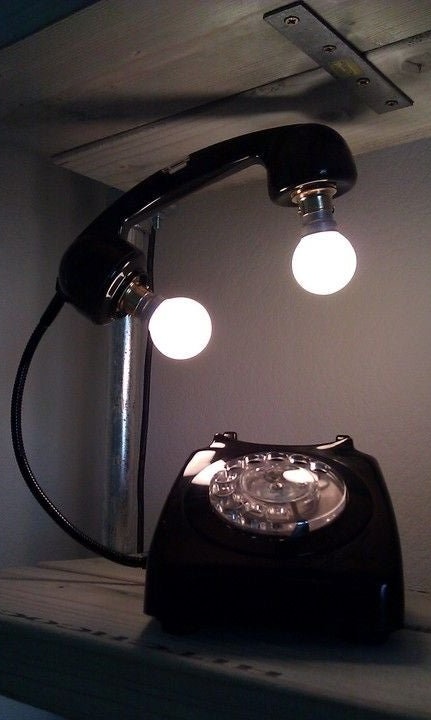Stolná lampa z diskového telefónu