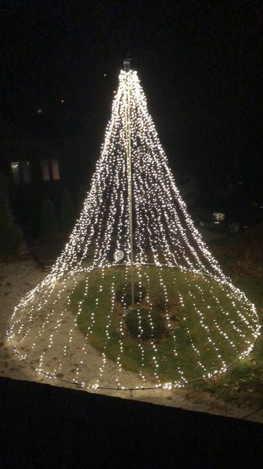 Enorme albero di Natale da ghirlande a LED