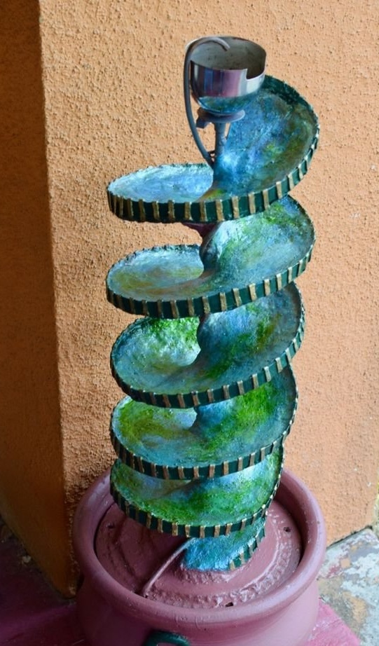 Рециклиран спирален фонтан